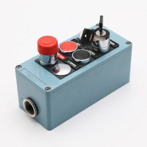 Odlewana obudowa natynkowa z wyłącznikiem awaryjnym 2x przyciski 1x podświetlany przycisk 1x przełącznik kluczykowy 5x ZBE-102 + 1x ZBV-B1 + 4x ZBE-101